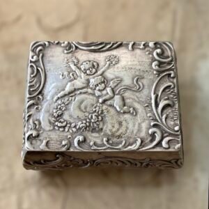 Antigua Caja De Plata .800 Pastillero decorada con Angelitos