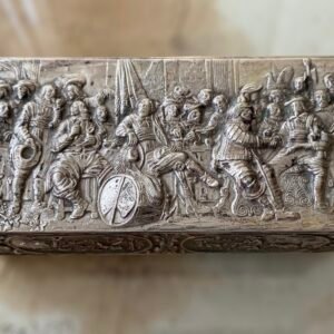 Antigua Caja De Plata decorada Con Personajes
