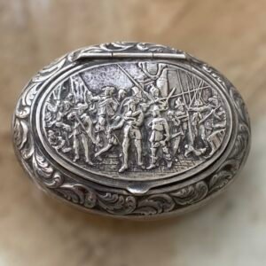 Antigua Caja Decorada con Personajes en Plata