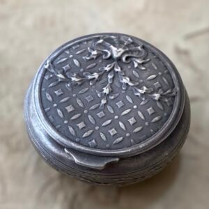 Bonita y Antigua caja Pastillero de Plata