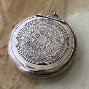 Bonito Colgante Pastillero en Plata Francesa