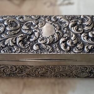 Antigua Caja de Plata Repujada estilo Rococo - Siglo XIX