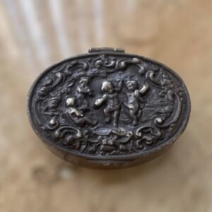 Antigua Caja Pastillero de Plata Decorada con Angelitos