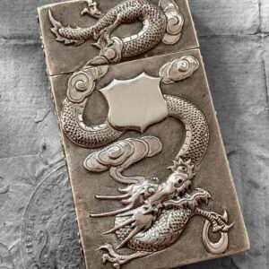 Antigua Pitillera de Plata Oriental Decorada con Un Dragon - China primera Mitad de Siglo XX