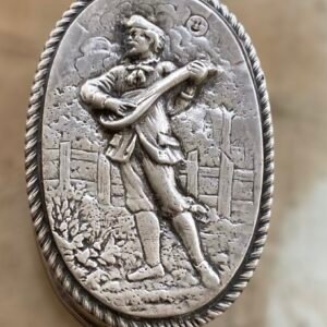 Antigua y Bonita caja de Plata decorada con un Musico