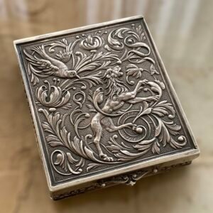 Preciosa y Caja de Plata Decorada con animales Mitológicos
