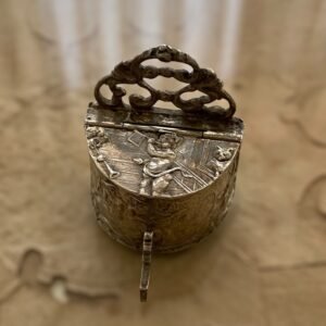 Bonito Pastillero en Forma de fuente de Agua hecho en Plata