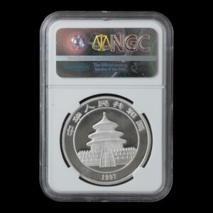 Alternative view of Panda 1997 – Moneda 10 Yuan China – 1 Onza de Plata .999 (Fecha Pequeña) – NGC MS69