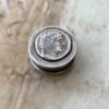 Masriera y Carrera – Caja Pastillero de Plata – Moneda Griega Clásica – 8 g – España – Siglo XX