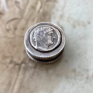 Masriera y Carrera – Caja Pastillero de Plata – Moneda Griega Clásica – 8 g – España – Siglo XX