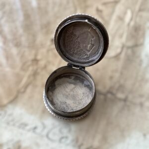 Alternative view of Masriera y Carrera – Caja Pastillero de Plata – Moneda Griega Clásica – 8 g – España – Siglo XX