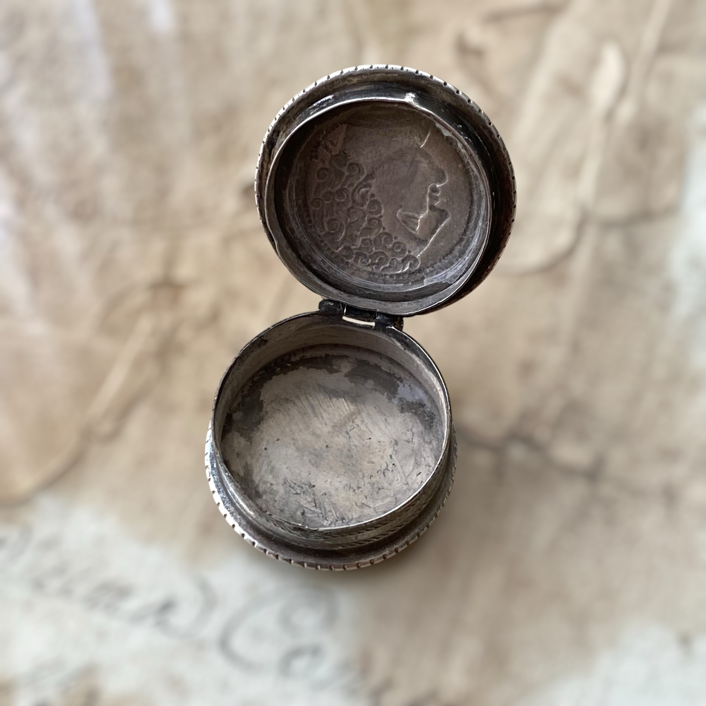 Masriera y Carrera – Caja Pastillero de Plata – Moneda Griega Clásica – 8 g – España – Siglo XX - Imagen 2