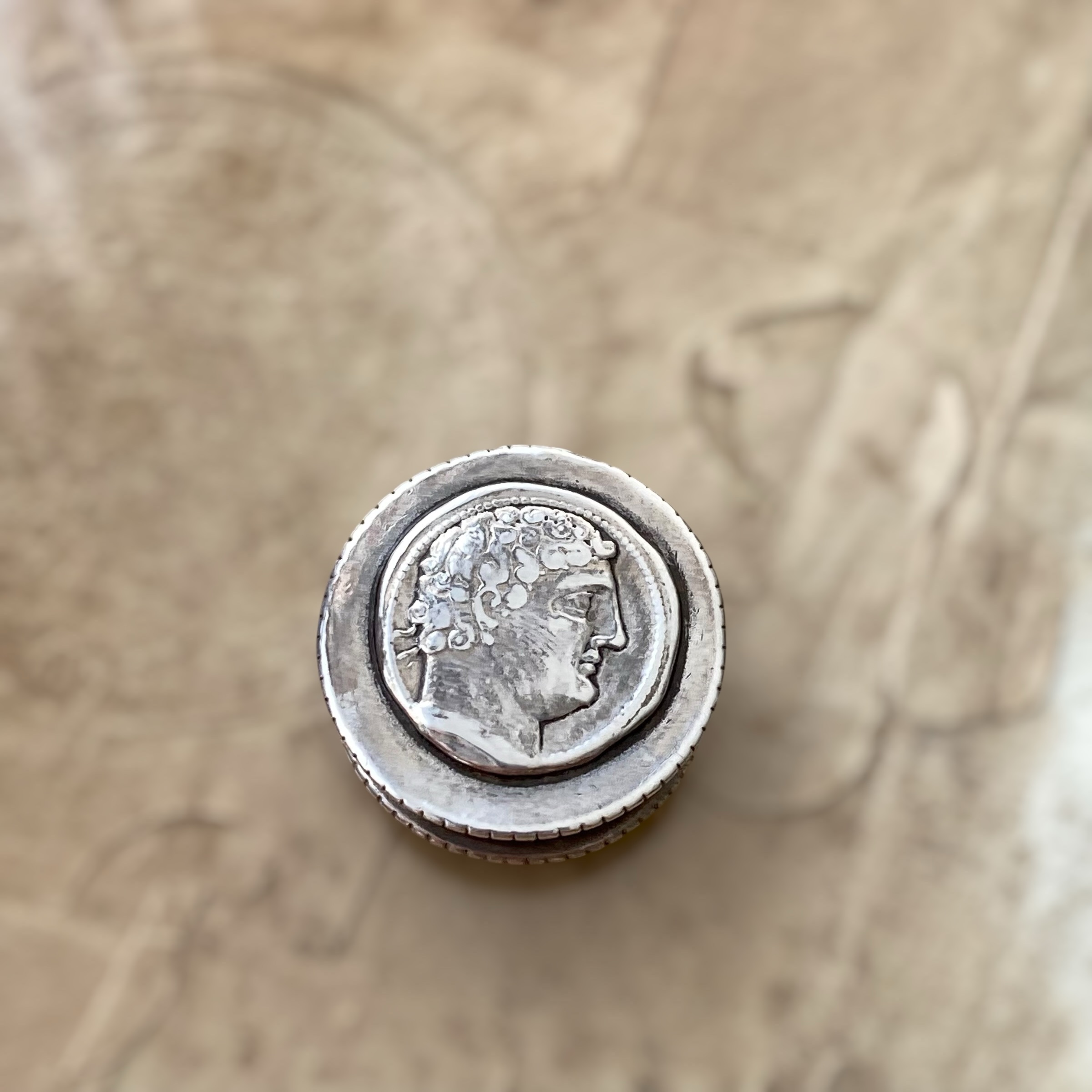 Masriera y Carrera – Caja Pastillero de Plata – Moneda Griega Clásica – 8 g – España – Siglo XX - Imagen 4