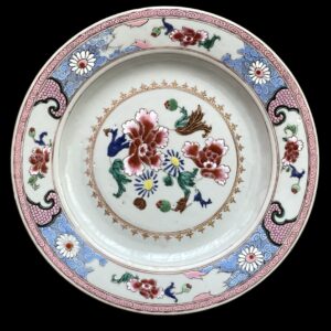 Plato de Porcelana China – Época Yongzheng (1723–1735) – Familia Rosa – Dinastía Qing