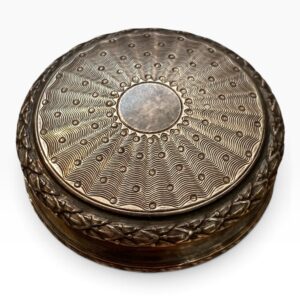 Alternative view of Elegante Caja Francesa de Plata de Ley con Guilloché – Principios del Siglo XX