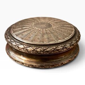 Elegante Caja Francesa de Plata de Ley con Guilloché – Principios del Siglo XX