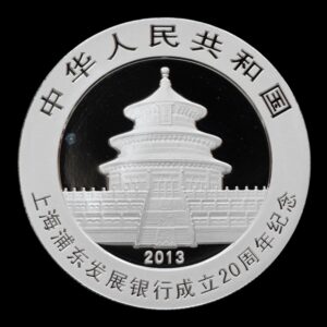 Alternative view of Panda 2013  – Moneda Conmemorativa China 10 Yuan – “20º Aniversario del Shanghai Pudong Development Bank” – 1 Onza de Plata .999