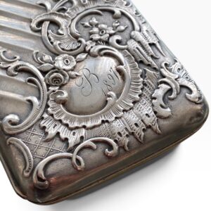 Pitillera francesa de plata de ley – Decoración repujada floral – 60,74 g – 92 × 62 × 17 mm – Con punzones franceses - Imagen 3