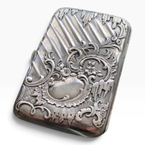 Pitillera francesa de plata de ley – Decoración repujada floral – 60,74 g – 92 × 62 × 17 mm – Con punzones franceses