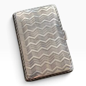 Alternative view of Pitillera de plata con Decoración guilloché  – Estilo Art Déco – 42,74 g – 78 × 52 mm