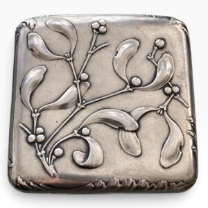 Pitillera francesa Charles Murat – Plata de ley – Decoración floral en relieve estilo Art Nouveau – 94,78 g – 82 × 85 × 15 mm – Punzón C.M. (Charles Murat)