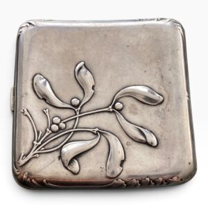 Alternative view of Pitillera francesa Charles Murat – Plata de ley – Decoración floral en relieve estilo Art Nouveau – 94,78 g – 82 × 85 × 15 mm – Punzón C.M. (Charles Murat)