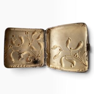 Pitillera francesa Charles Murat – Plata de ley – Decoración floral en relieve estilo Art Nouveau – 94,78 g – 82 × 85 × 15 mm – Punzón C.M. (Charles Murat) - Imagen 4