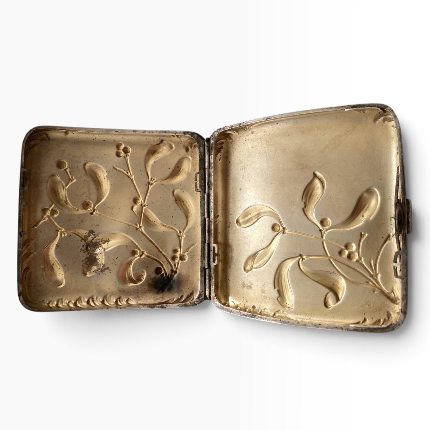 Pitillera francesa Charles Murat – Plata de ley – Decoración floral en relieve estilo Art Nouveau – 94,78 g – 82 × 85 × 15 mm – Punzón C.M. (Charles Murat) - Imagen 4