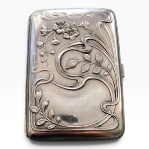 Alternative view of Pitillera alemana de plata de ley 800 – Decoración floral en relieve estilo Art Nouveau – 48,81 g – 87 × 61 mm – Contrastes alemanes