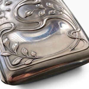Pitillera alemana de plata de ley 800 – Decoración floral en relieve estilo Art Nouveau – 48,81 g – 87 × 61 mm – Contrastes alemanes - Imagen 3