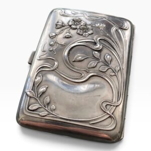 Pitillera alemana de plata de ley 800 – Decoración floral en relieve estilo Art Nouveau – 48,81 g – 87 × 61 mm – Contrastes alemanes