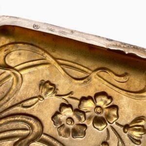 Pitillera alemana de plata de ley 800 – Decoración floral en relieve estilo Art Nouveau – 48,81 g – 87 × 61 mm – Contrastes alemanes - Imagen 5