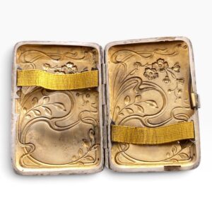 Pitillera alemana de plata de ley 800 – Decoración floral en relieve estilo Art Nouveau – 48,81 g – 87 × 61 mm – Contrastes alemanes - Imagen 4